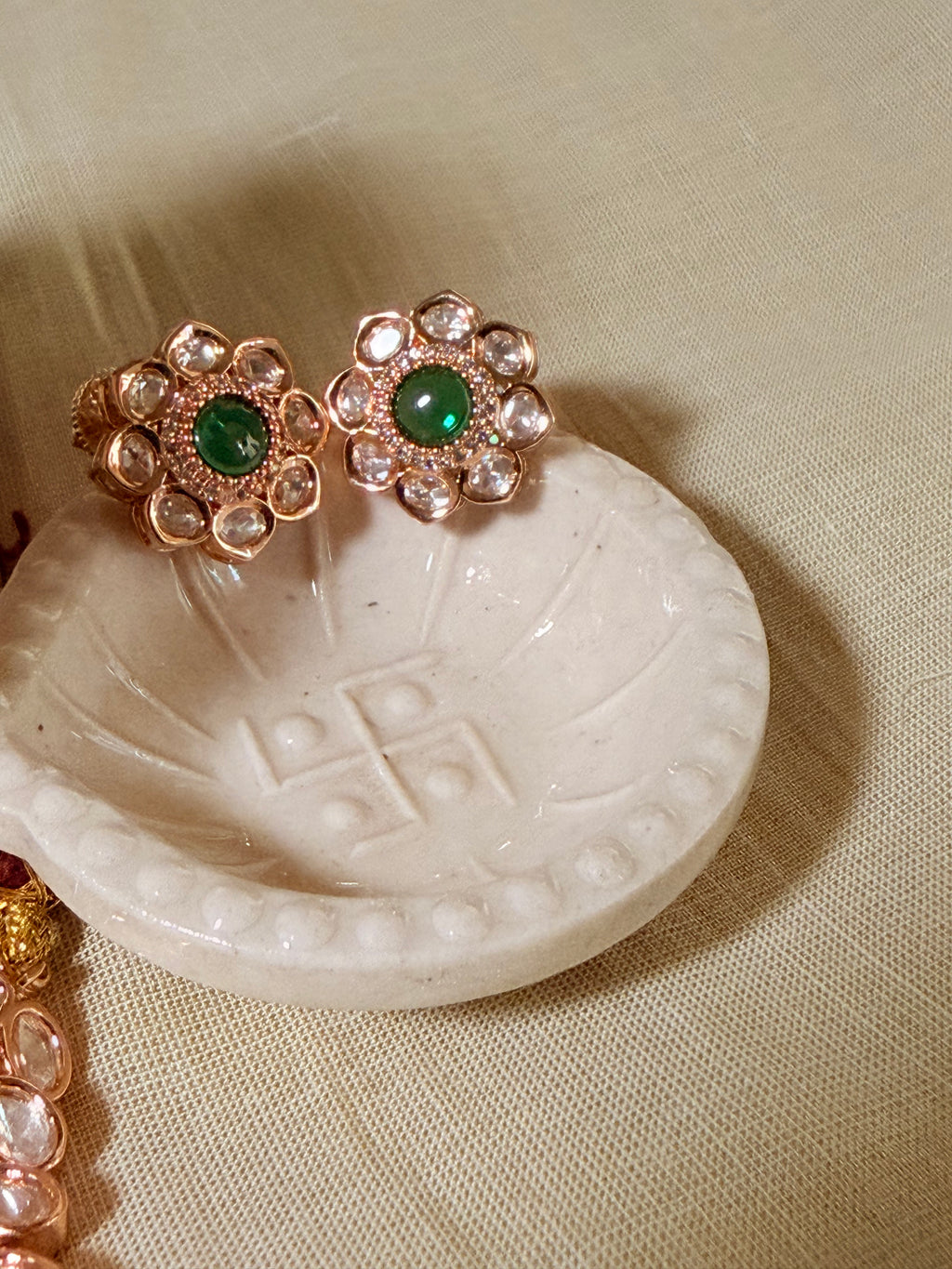 Emerald Green Floral Polki Kundan Choker Necklace Set with Matching Stud Earrings – Rose Gold Finish - Emerald Green Floral Polki Kundan Choker Necklace Set with Matching Stud Earrings – Rose Gold Finish (1)