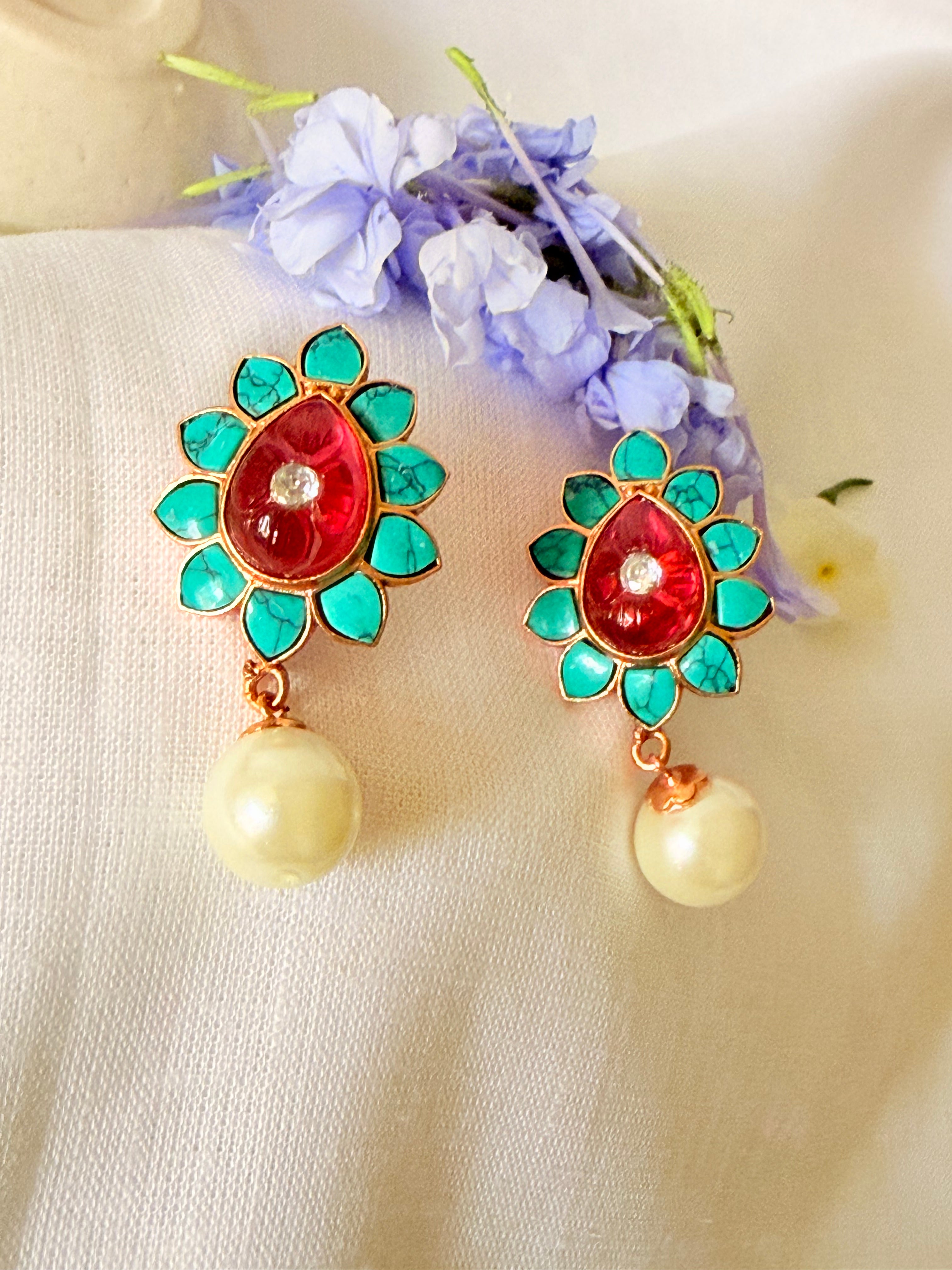 Maravelle Pearl Floral Stud Earrings - Red & Blue (2)