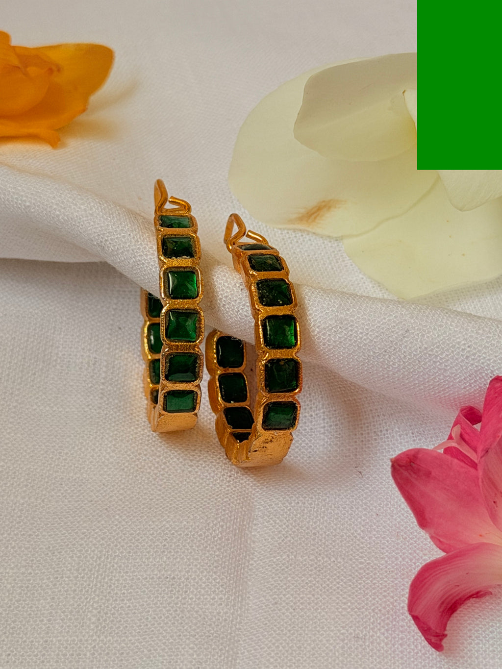 Zoya Jadau Hoop Earrings - Emerald (1)