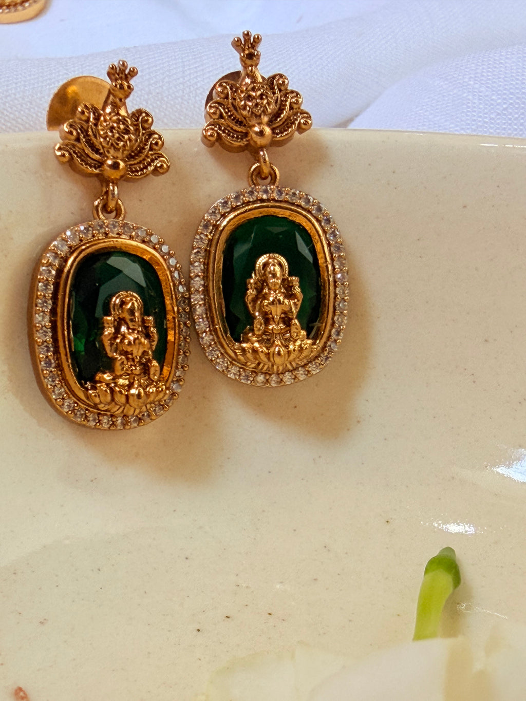Aarvika Lakshmi Emerald Pendant Temple Choker Set - Aarvika Lakshmi Emerald Pendant Temple Choker Set (3)
